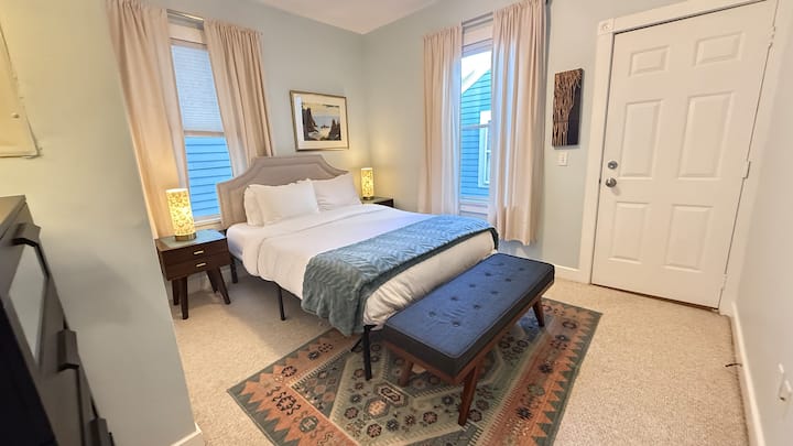 ด้วยเตียงควีนไซส์ที่สะดวกสบายและผ้าม่านทึบแสง คุณจะนอนหลับสบายเหมือนฝัน 