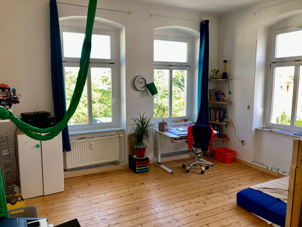 Детска стая 2 с двуетажно легло (единично легло), матрак на пода от 1,4 м, лего маса, играчки и вертикална люлееща се кърпа