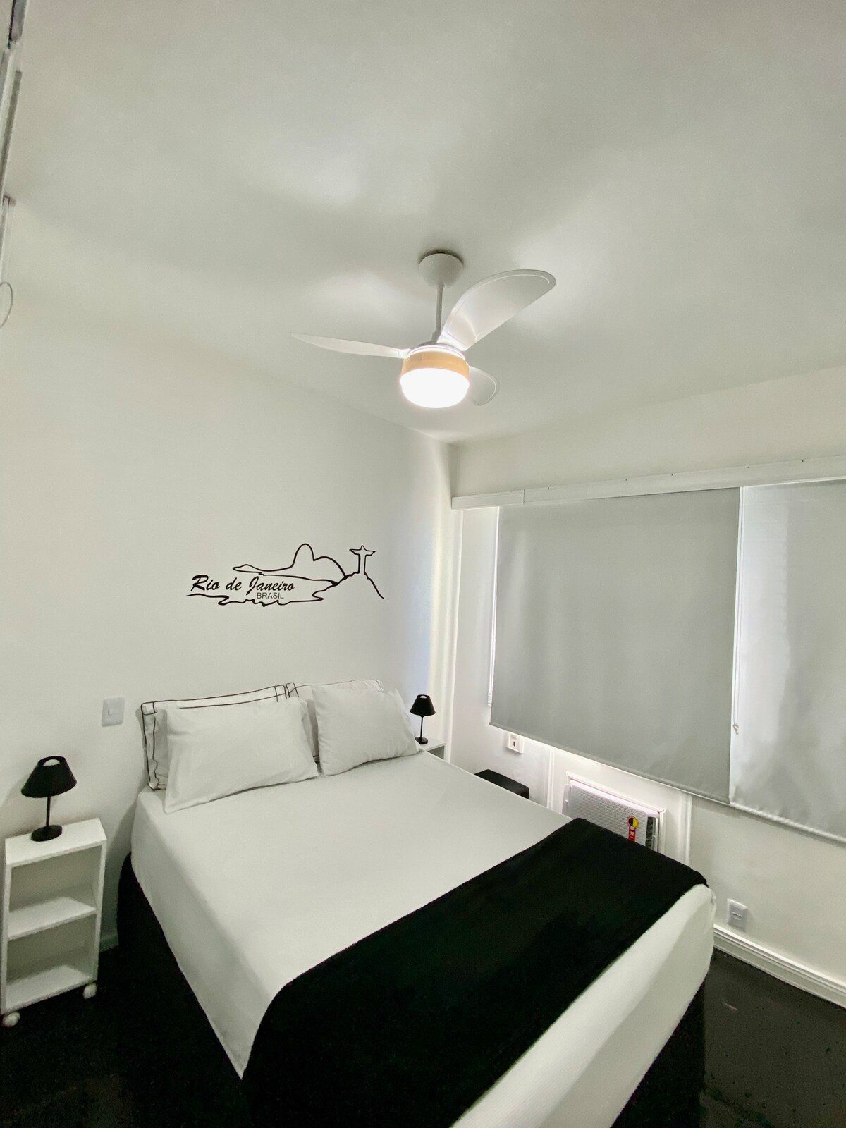 Om te slapen , kies je ervoor om: de kamer donker te verlaten met verduistering of laat het raam open om de zeebries te voelen en de golven te horen die een lekkere slaap schommelen