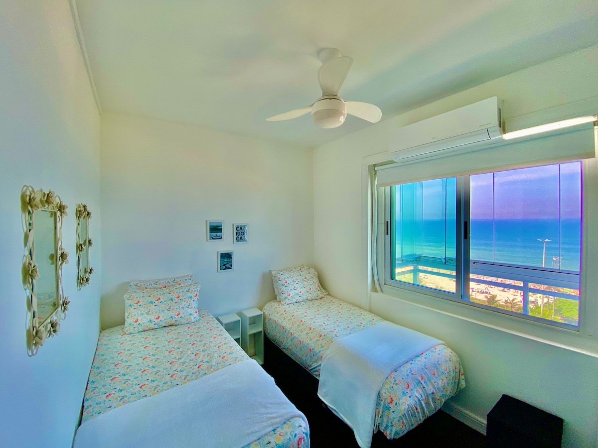 In deze kleinere kamer die net is gerenoveerd, hebben we 2 zeer comfortabele eenpersoonsbedden, ongelooflijk uitzicht op het strand, airconditioning en plafondventilator, ruimte om kleding op te bergen.