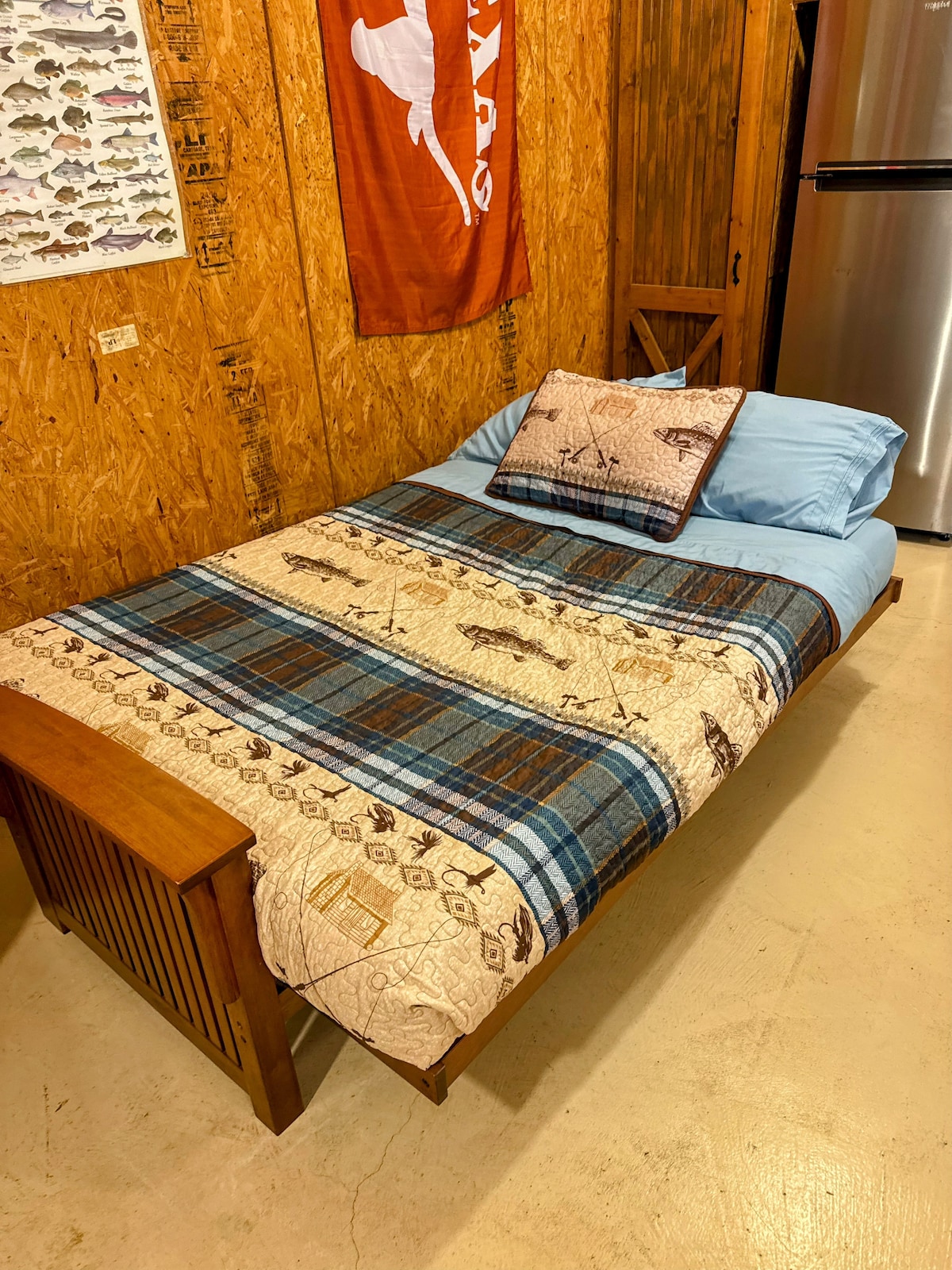 Aquí está el futón que está en la cabaña en la habitación grande.