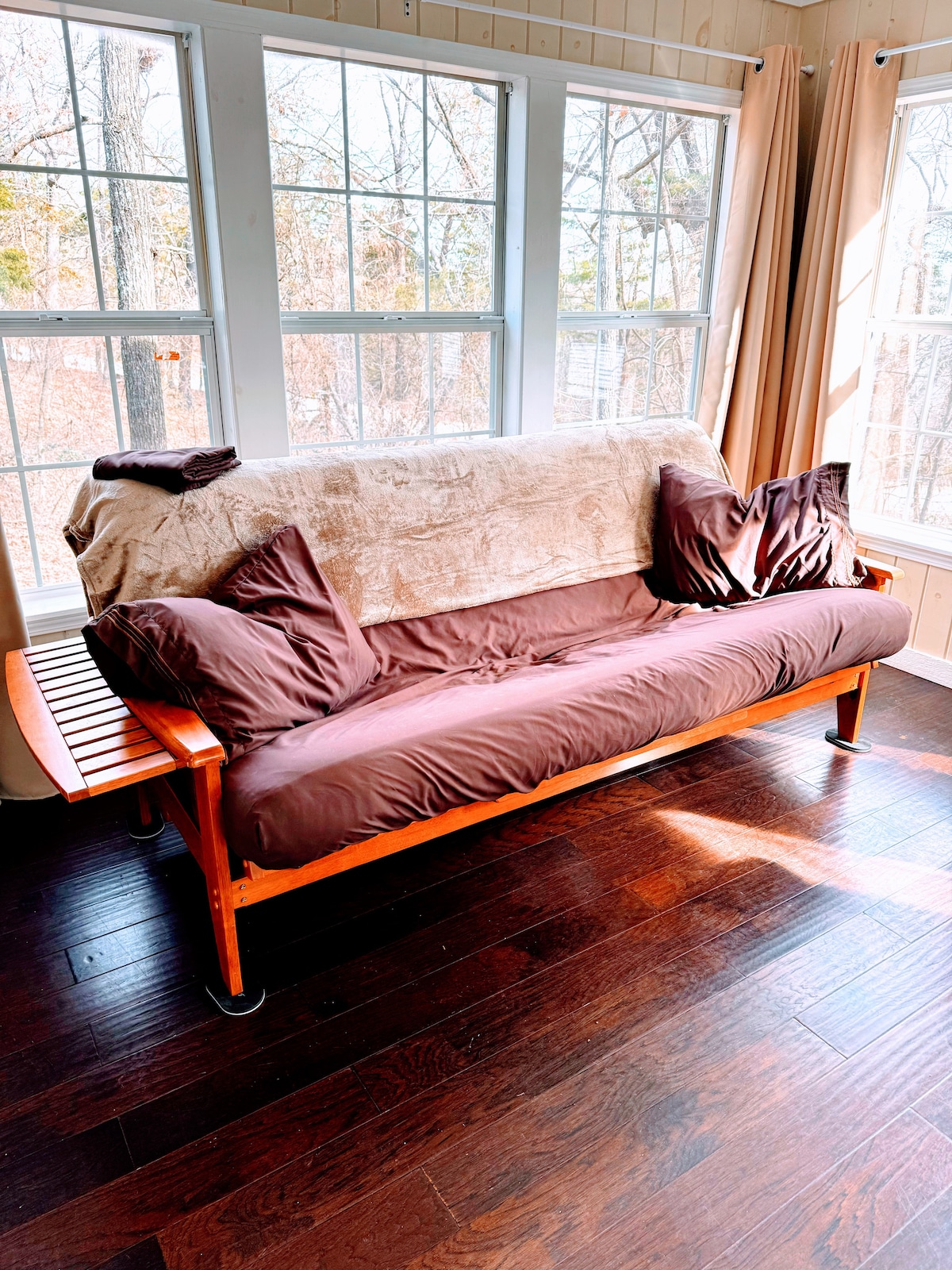 Este futón extra largo está en la habitación de bonificación, donde también hay una mesa de ping pong.