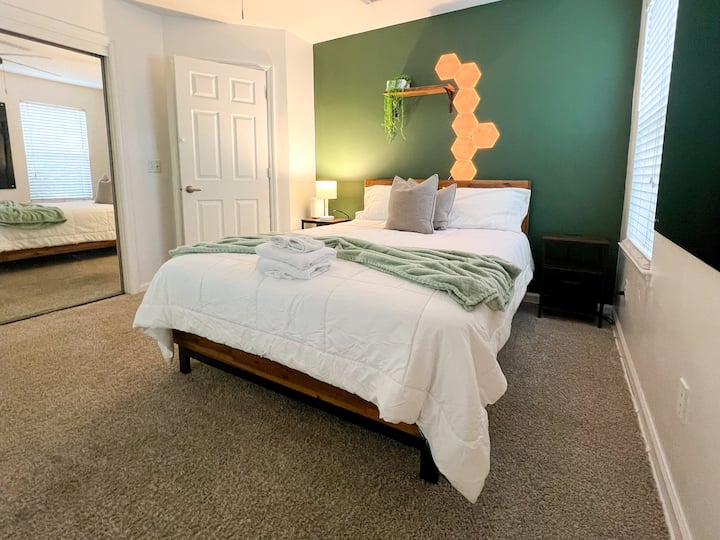 Queen საწოლი ნანოს ფოთლის განათებითა და ტბის ხედით 