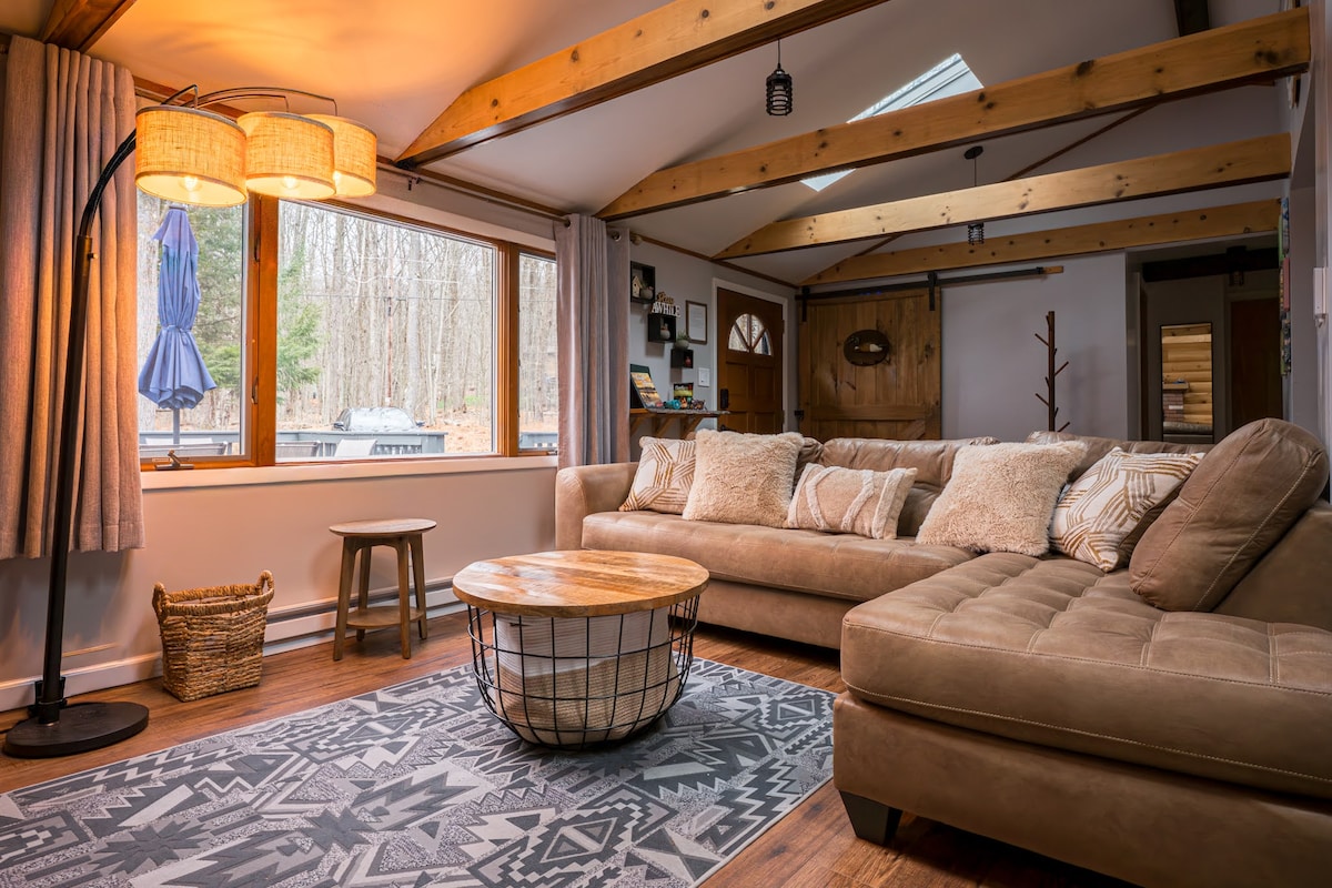 Përmirësimi i divanit në nëntor 2025. Super i butë dhe i rehatshëm, shndërrohet në një krevat dopio "queen" kur tërhiqet dysheku! Këtu mund të akomodohen 2 persona të tjerë. 