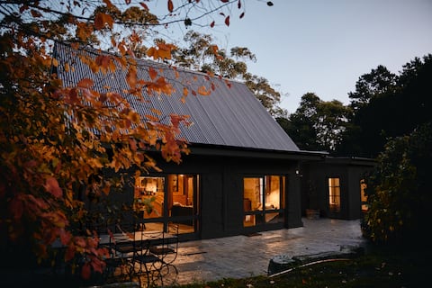 Maple Lodge with Alpacas, Pigs, Goats & Pizza Oven