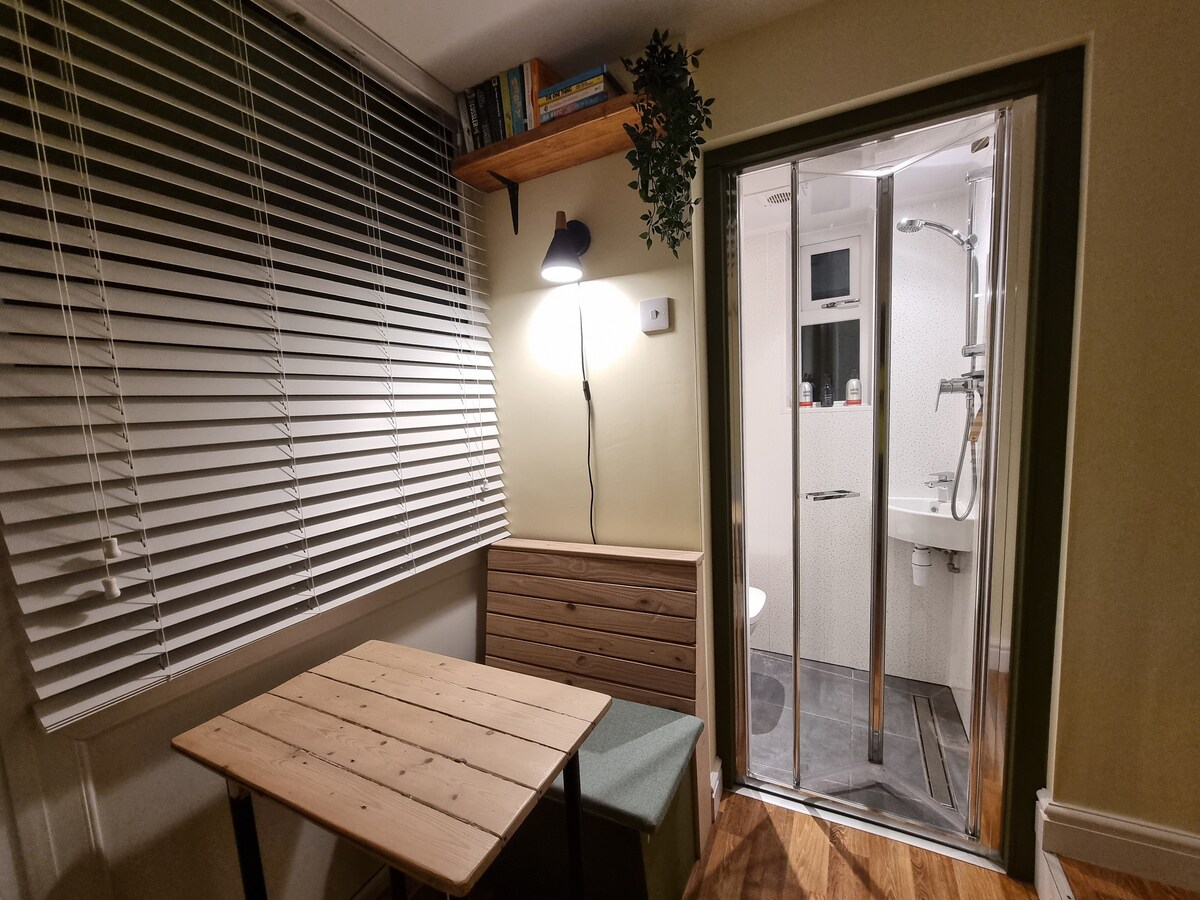 Successful Airbnb property: Cosy garden apartment with patio & private entry in Alwoodley