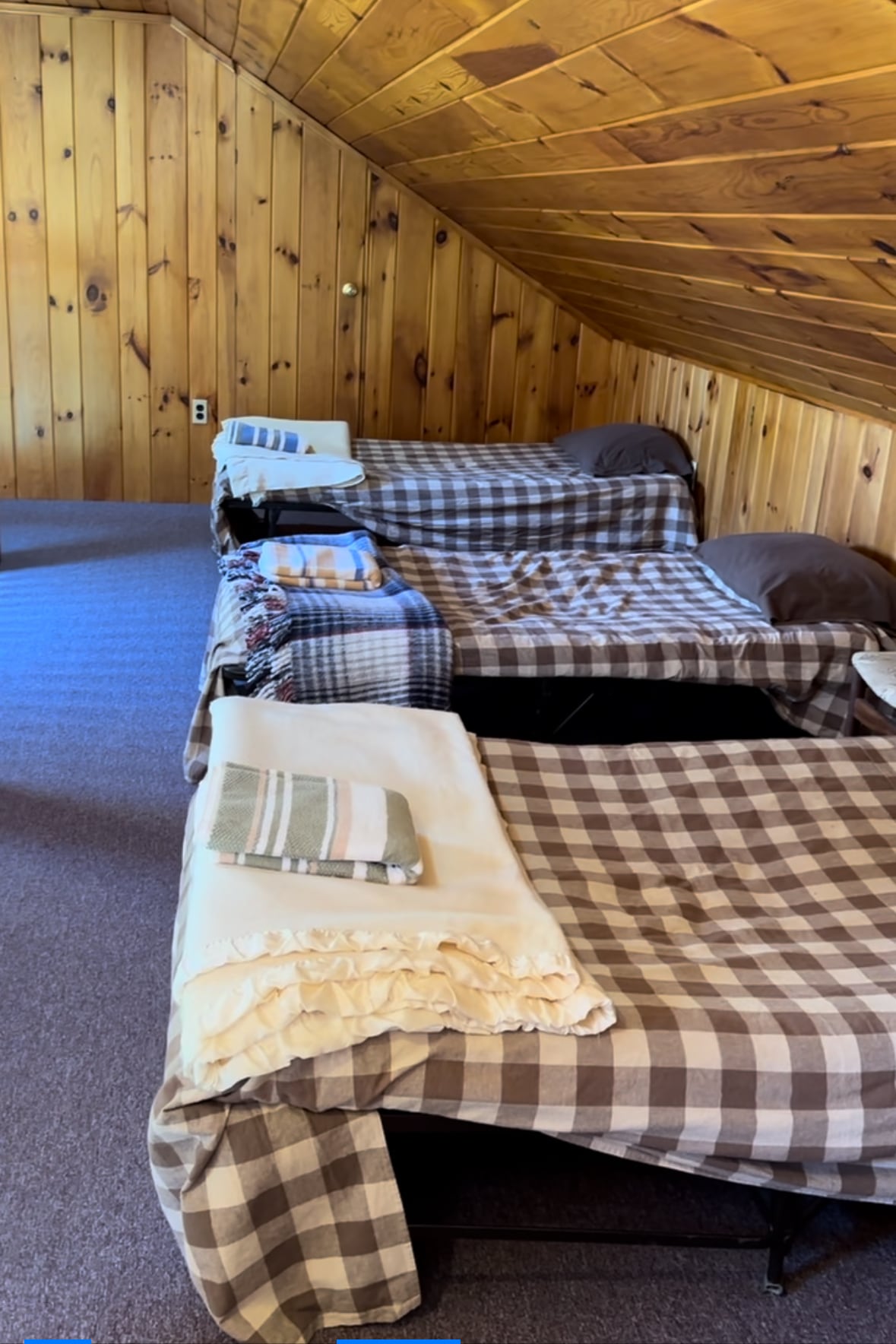 阁楼配有3张单人床。