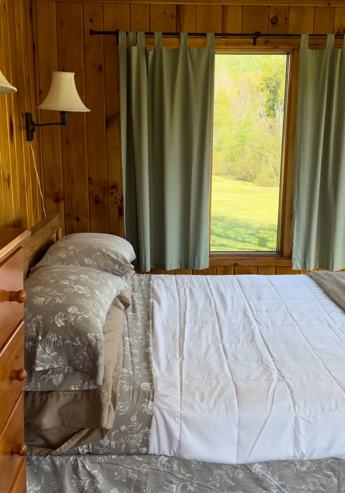 2号卧室，带环绕窗户的标准双人床门廊卧室。