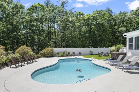 Maine Pondfront Home Sleeps 22 - Pool & Hot Tub