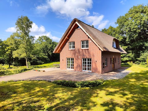 Thatched cottage Platjenwerbe