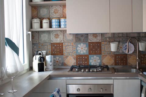 Successful Airbnb property: Naples above & below central and convenient location! in Napoli
