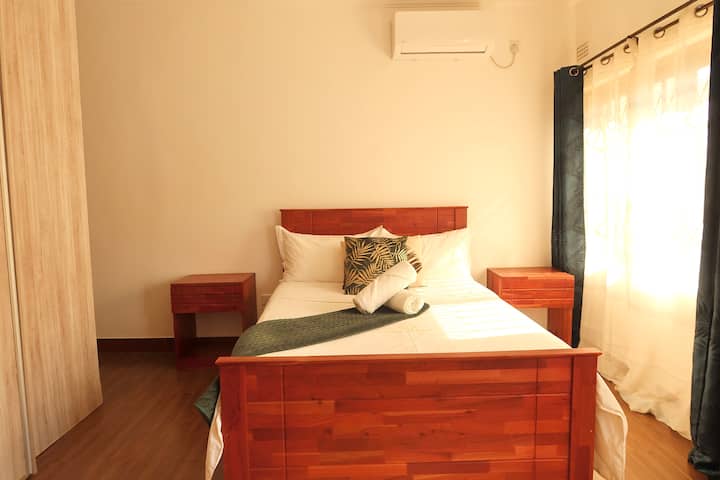 Dormitorio principal con baño en suite (bañera e inodoro) 