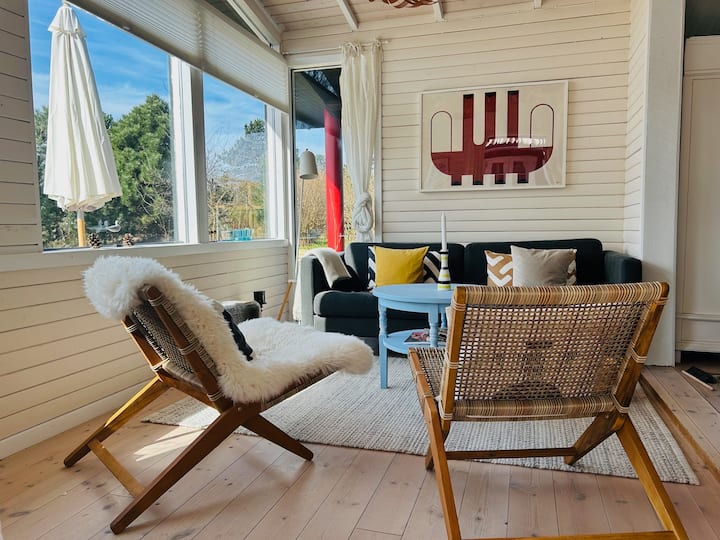 The living room has big windows and great natural light. It’s connected with the dinning area and the outdoor deck. Includes a sofa -area, a sofa-bed and a TV with chrome-cast. You can also find here board games and some magazines. 