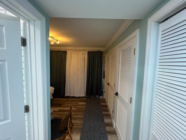 Იხილეთ მისაღები ოთახის#2/არასავალდებულო მე-4 საძინებლის მოახლოება.  Ოთახი უკანაა.   Უკანა პატიოზე წვდომა შუშის გასრიალებული კარების მეშვეობით.   