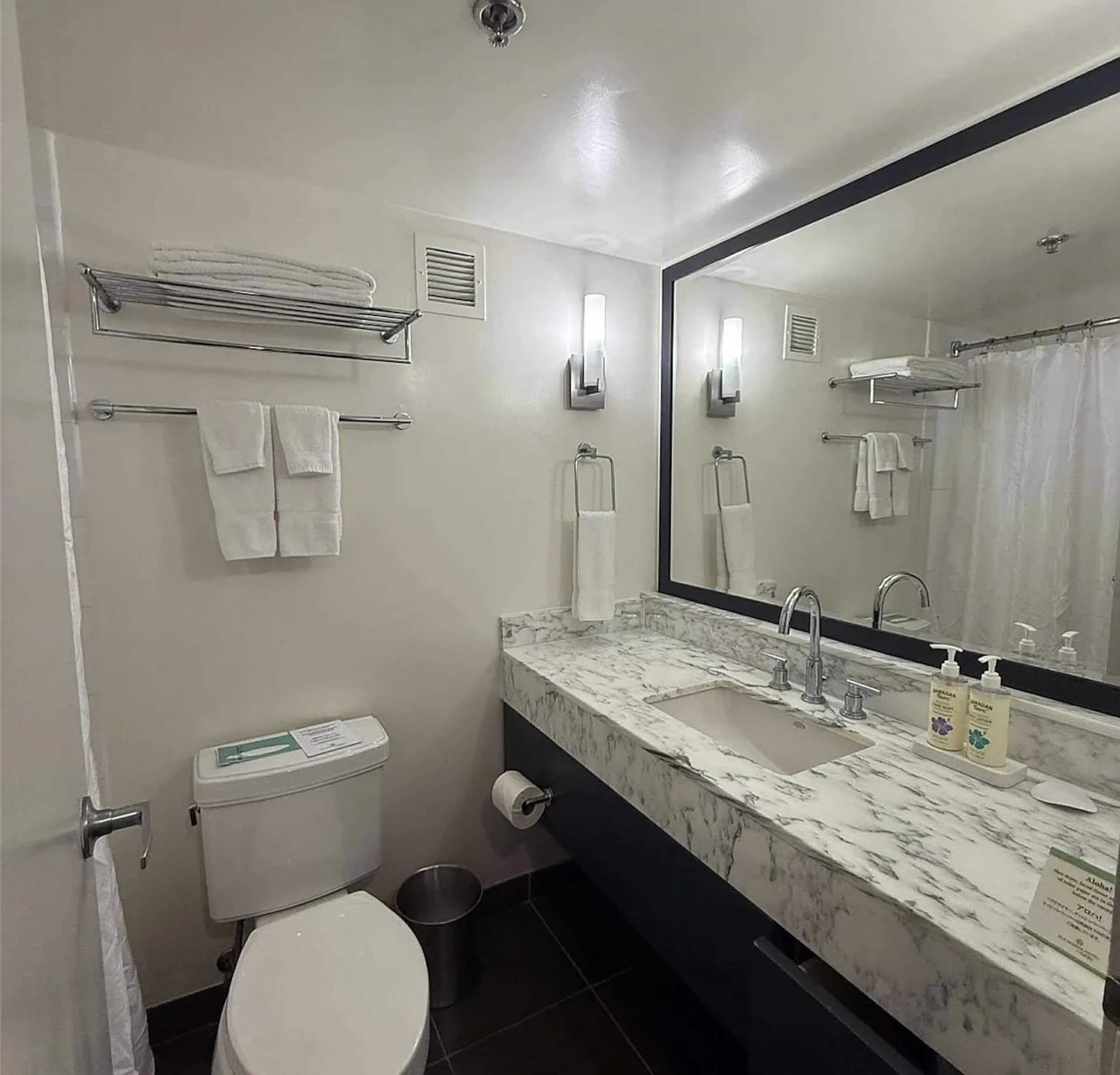 Hotel in Honolulu · ★4.76 · Studio · 1 bed · 1 private bath - Image 6
