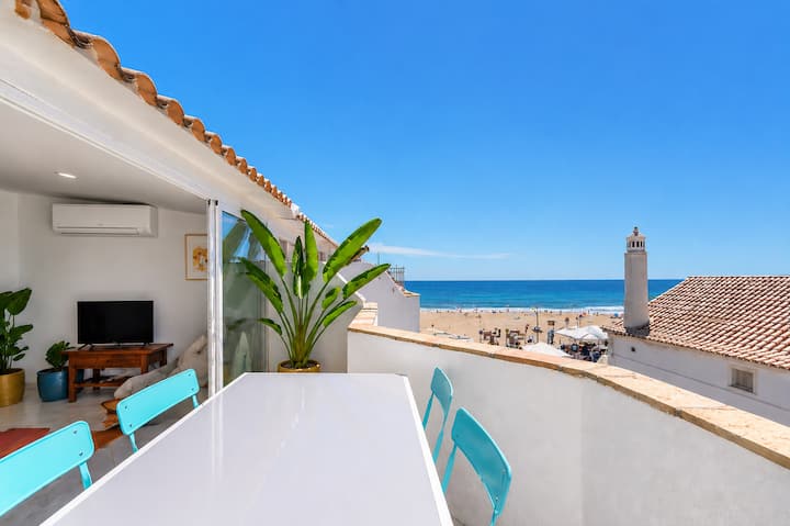 Spacious Beachfront Apartment With Sea Views - Praia da Luz