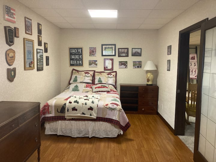 Საწოლი 152 × 203 სმ და პატარა კომოდი