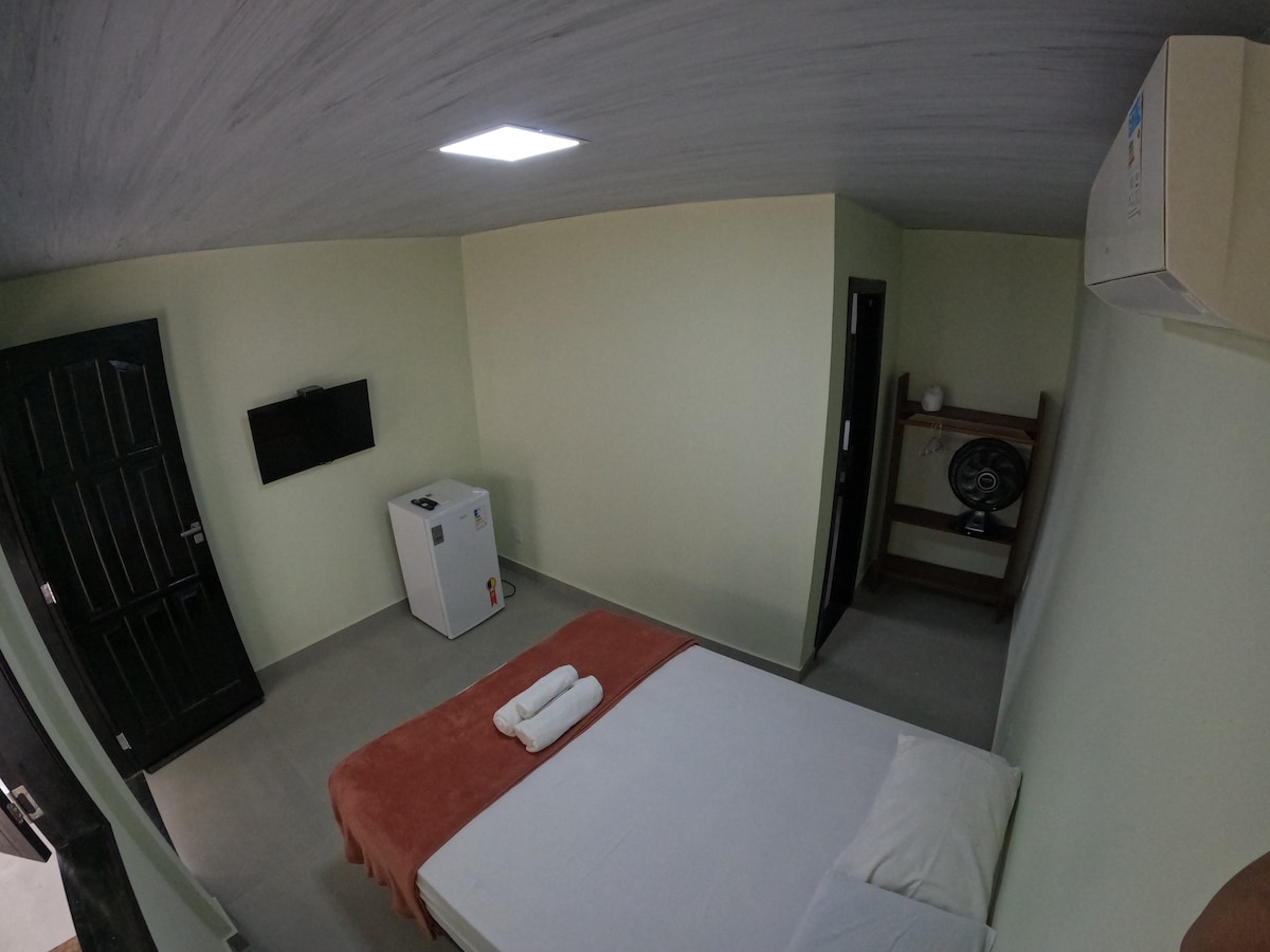 
Kitanda cha watu wawili
° Baa ndogo; 
Runinga
Kiyoyozi 
Kabati 
Matandiko
Bafu la kujitegemea 
Taulo za kuogea
Taulo ya mikono 