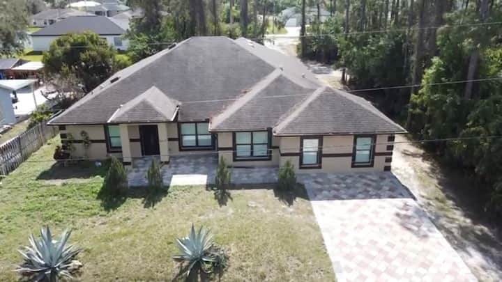 Spacious Home In Sunny Sw Florida - Lehigh Acres, FL