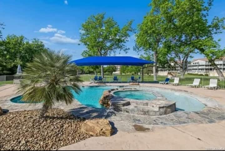 Waterwheel Escape -2 Pools 4 Hot Tubs River Access - New Braunfels, TX