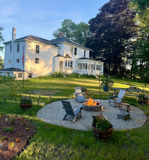 Secluded Riverside Victorian Farm Near Everything!