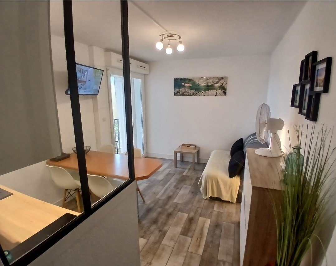 Annonce Airbnb populaire: Charming 2-room apartment with loggia, beautiful sea view + parking à Fleury