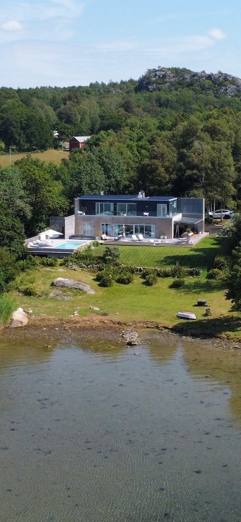 Luxurious ocean villa with pool & private beach