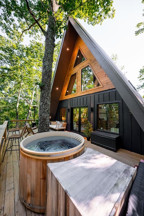 cozy, private retreat w/ hot tub & fireplace