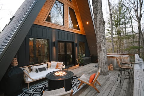 cozy, private retreat w/ hot tub & fireplace