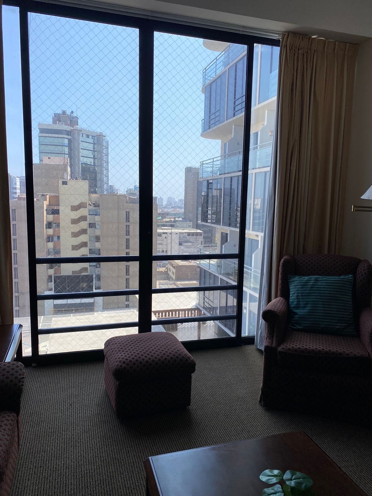 Опуштете се во салонот со поглед кон хоризонтот и поглед кон просторот на 8-ми кат.