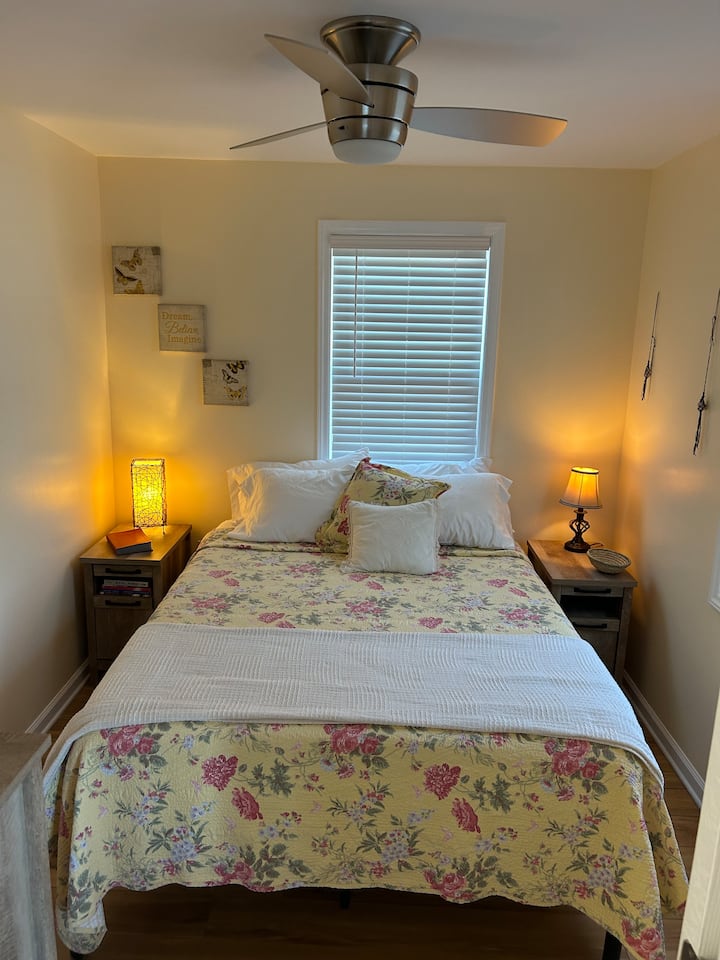 Godoro la povu la ukubwa wa Malkia lenye starehe. Msingi wa tovuti ulio na hifadhi ya sanduku chini yake. Feni za dari ya mbali na mwanga. 