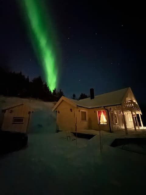 Lovely cabin with lovely views to water and mountains