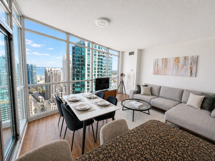 Spacious Downtown Lake & City Views 2br W/ Parking - Toronto