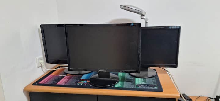 Ovo je soba s krevetom širine 120 cm.
Ovdje možete vidjeti radni stol koji se nalazi u smještaju.