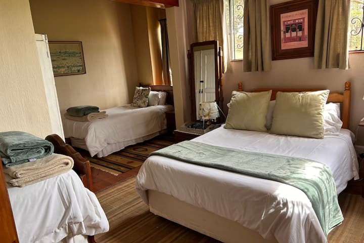 Соба 2 – Спална соба 3: брачен кревет (широк 150 – 179 см), два единечни кревета и сопствена бања (спалната соба 2 води во спалната соба 3).