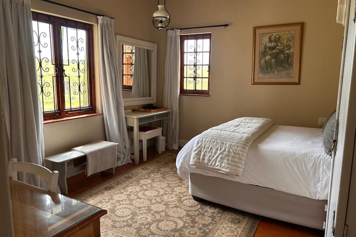 Собата 3 (спалната соба 4) има брачен кревет (широк 150 – 179 см) и сопствена бања со прекрасен, просторен туш. 