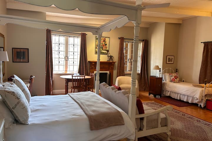 Соба 1 – главна спална соба. Брачен кревет (широк 150-179 см) и два единечни кревета. Бања во собата и гардеробер. 