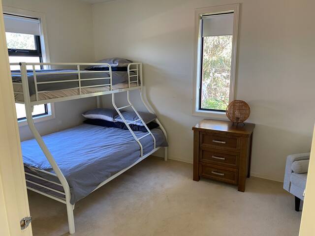4 B/R, sleeps 8, in Seddon. gallery image 5