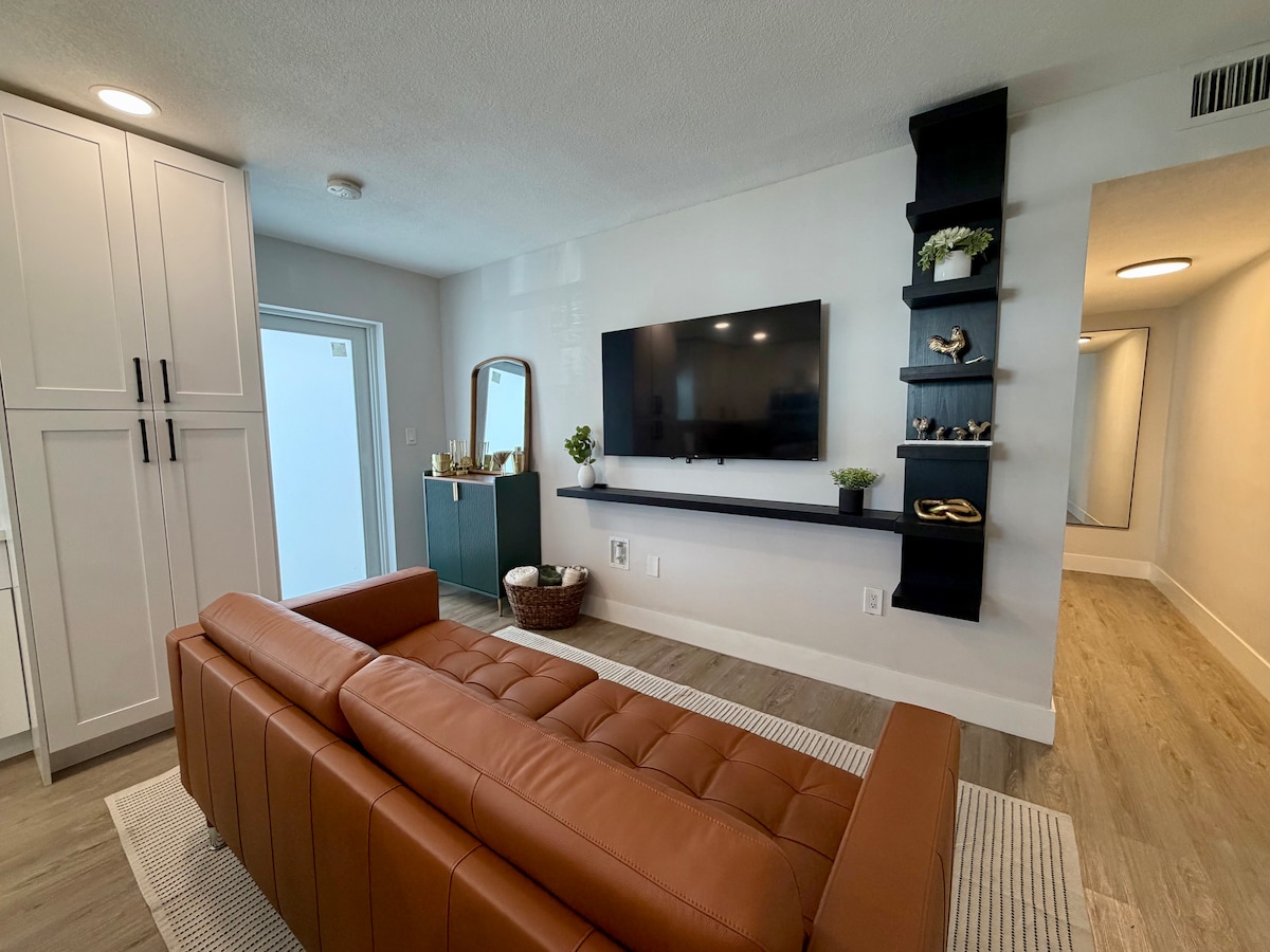 Top Airbnb: Luxe Little Havana Retreat 2BR w/ Yard & Parking in Citrus Grove