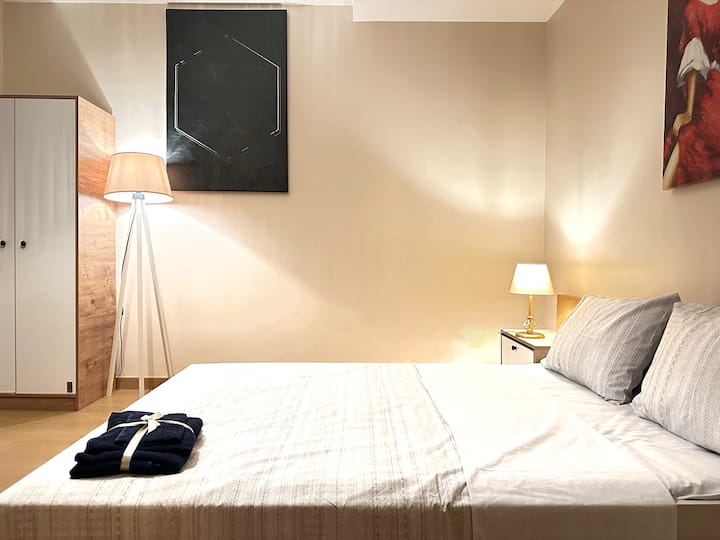 Na katu ( 2. spavaća soba )

Tu je i dodatni bračni krevet (madrac )  i dječji krevet.