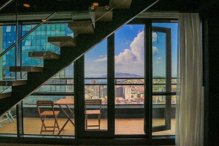 Large duplex with 2 bedrooms and 2 bathrooms gallery image 3