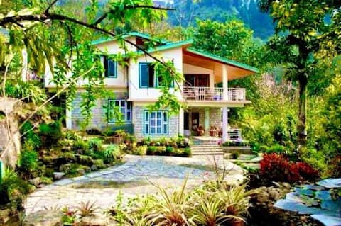 Near MG Marg wit private kitchen Bonfire BBQ lawn