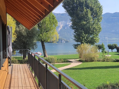 Conjux Chalets – PORT, direct access to the lake, sleeps 10