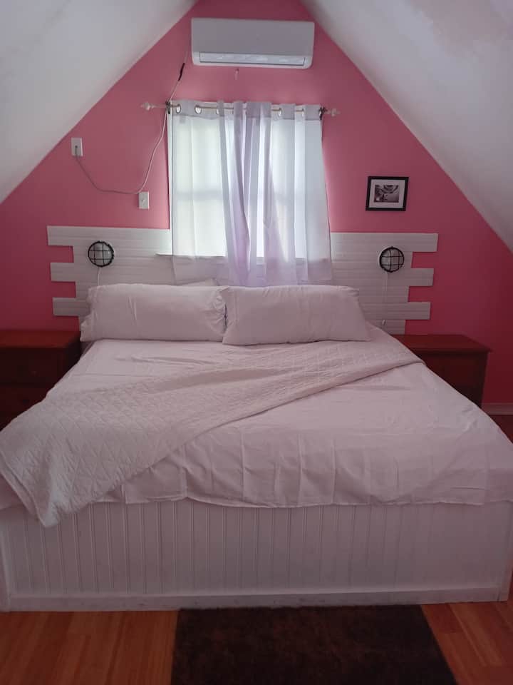 سرير بحجم كبير في الطابق العلوي 
ميكروويف 
محمصة خبز
مكواة وطاولة مكواة
حمام كامل، مع دش وحوض استحمام 
تلفزيون 32 بوصة مع عصا النار