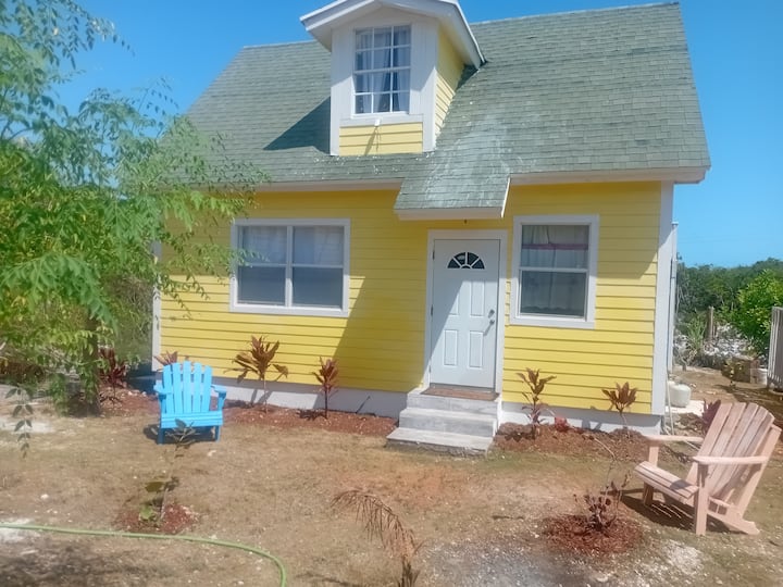 غرفتين نوم 
حمّامان
مطبخ كامل في الطابق السفلي 
حمام سباحة
