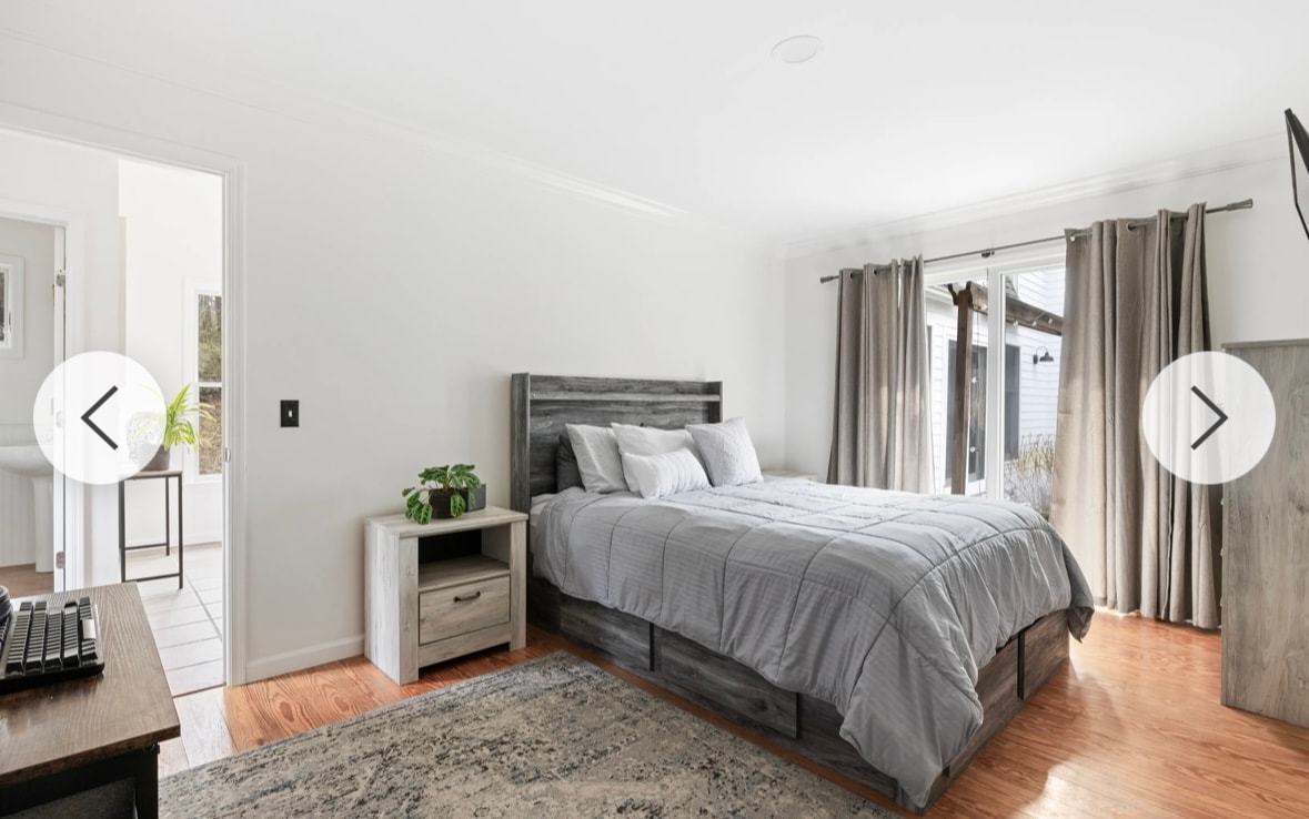 Dormitorio 2 en la planta baja, puertas corredizas de vidrio que también se abren a la piscina exterior y al área del patio. 