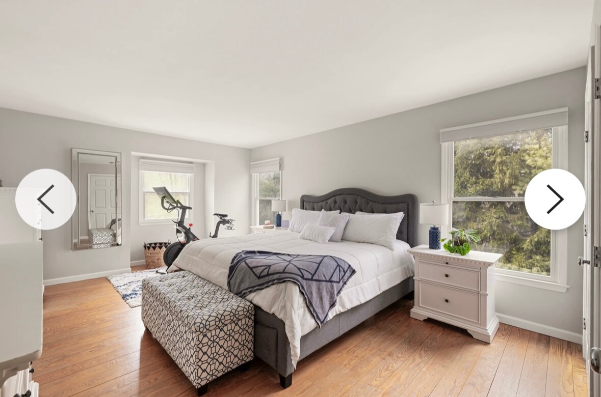 Dormitorio principal en la planta superior con armarios dobles y baño privado 