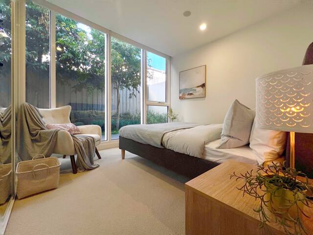 Luxury Holiday Near Brighton Beach w/Private Yard gallery image 4