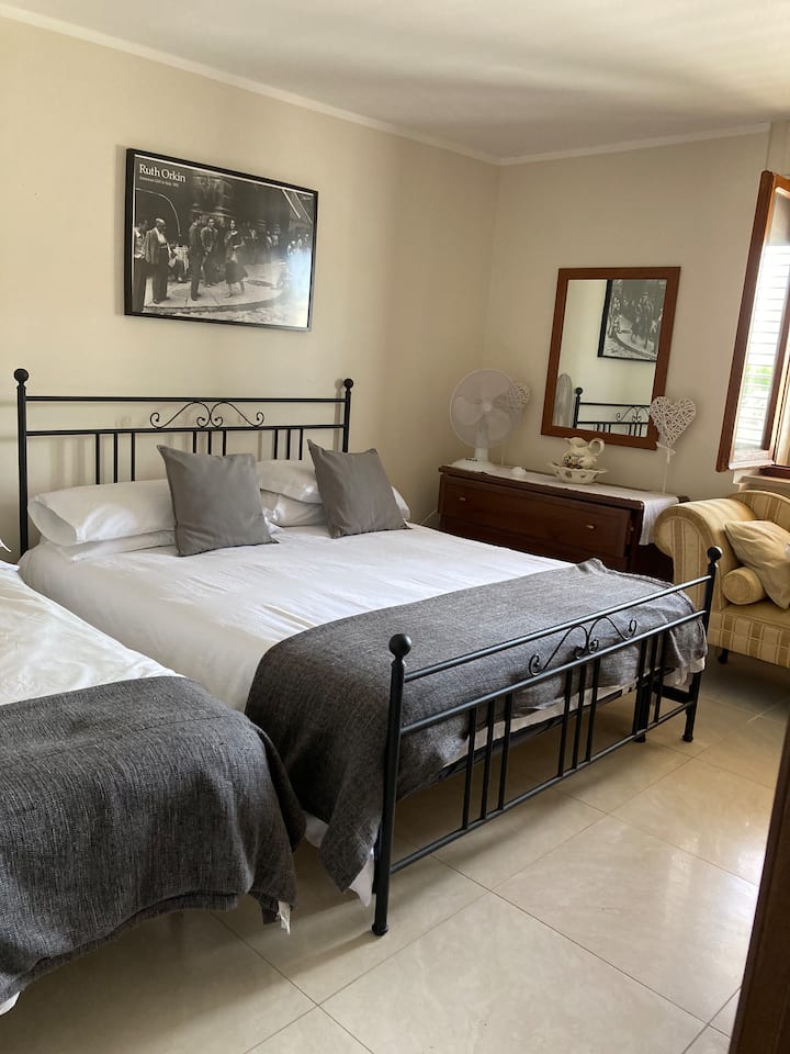 Dormitorio familiar cama tamaño king y cama individual más en suite 