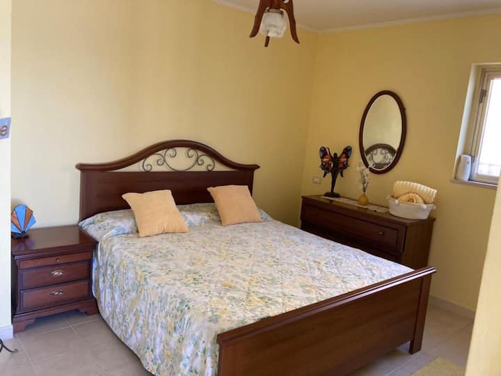 Dormitorio 5. Cama doble y en suite. Este dormitorio tiene su entrada y vestíbulo por el lateral de la casa. Y por esta razón se conoce como el departamento.